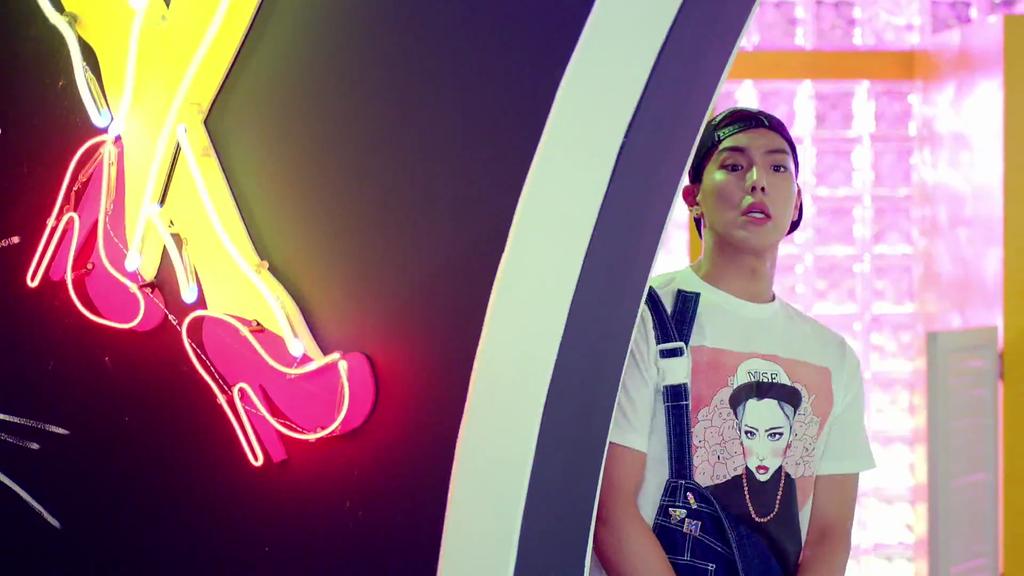 [CAPS] 150622 #SHOWNU #셔누 @ 'SHAKE_IT' SISTAR MV /😂 แอบดูสาวหรอคะ