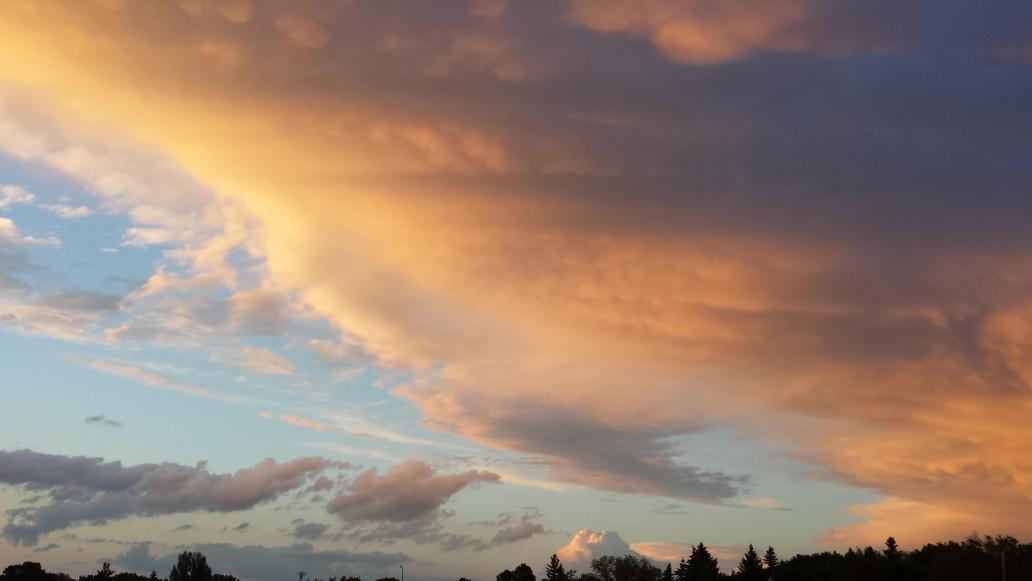 chrislmcd's tweet photo. gorgeous clouds tonight http://t.co/ANOzhtrP5U