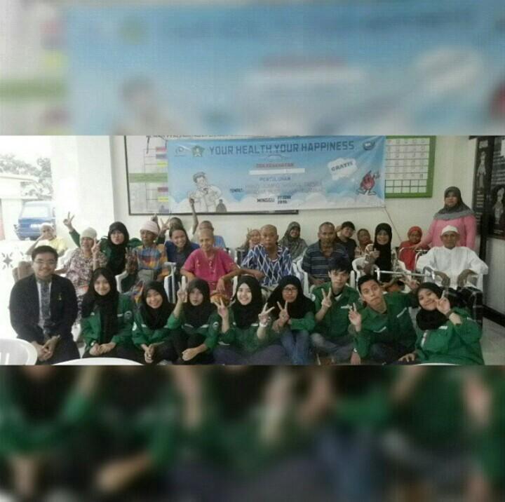 saat panitia foto bersama oma opa dan pengurus panti😍