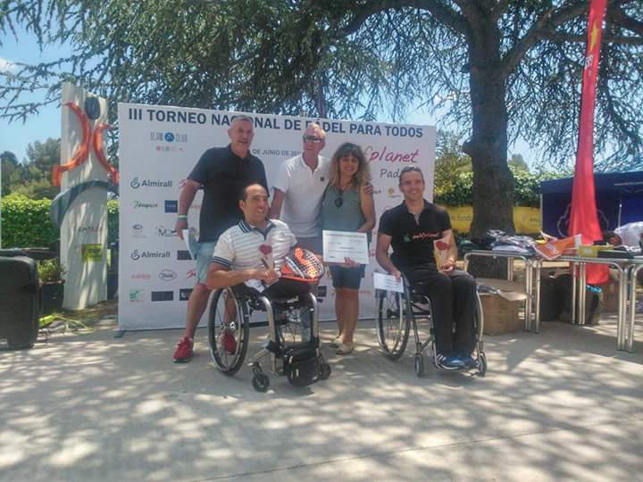 selfplanet's tweet photo. @Slam_Club @EstrellaDammEs  @FundacionCruyff @FCatalanaPadel @JordiReguant feliz lunes post-torneo de #padelparatodos http://t.co/QshAc96mp3