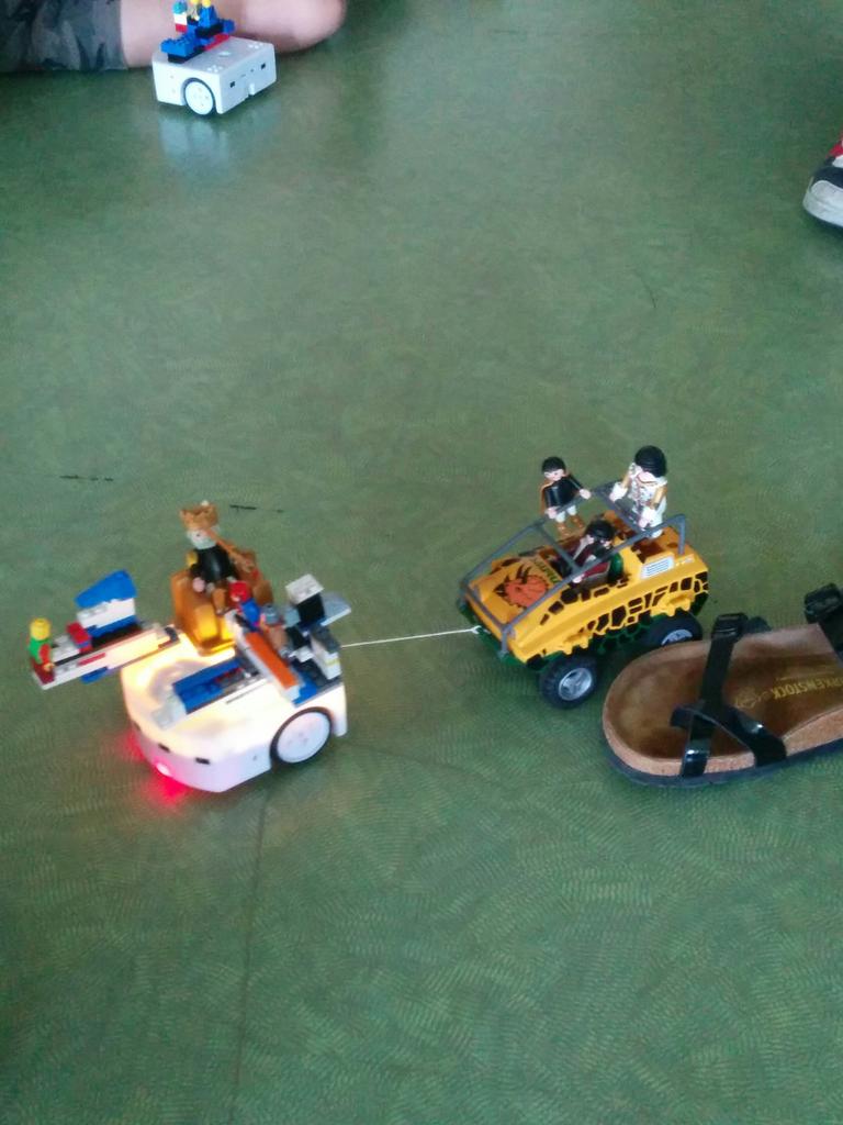 sciencOnaute's tweet photo. C'est parti pour la semaine de la robotique à #Côtésciences #Floirac ! #SemRobot2015 #Thymio http://t.co/gqMxI7p6KA