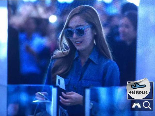 [PIC][22-06-2015]Jessica xuất hiện tại sân bay Bắc Kinh vào chiều nay CIF1H1uUMAAYIRz