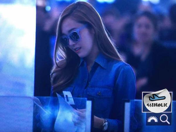 [PIC][22-06-2015]Jessica xuất hiện tại sân bay Bắc Kinh vào chiều nay CIF1Hz0UsAAGiq0