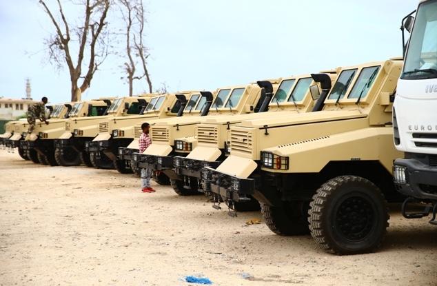 دوله الامارات تمنح الصومال عددا من مدرعات Reva III ومعدات عسكريه اخرى  CIF3hLzWUAA86rj