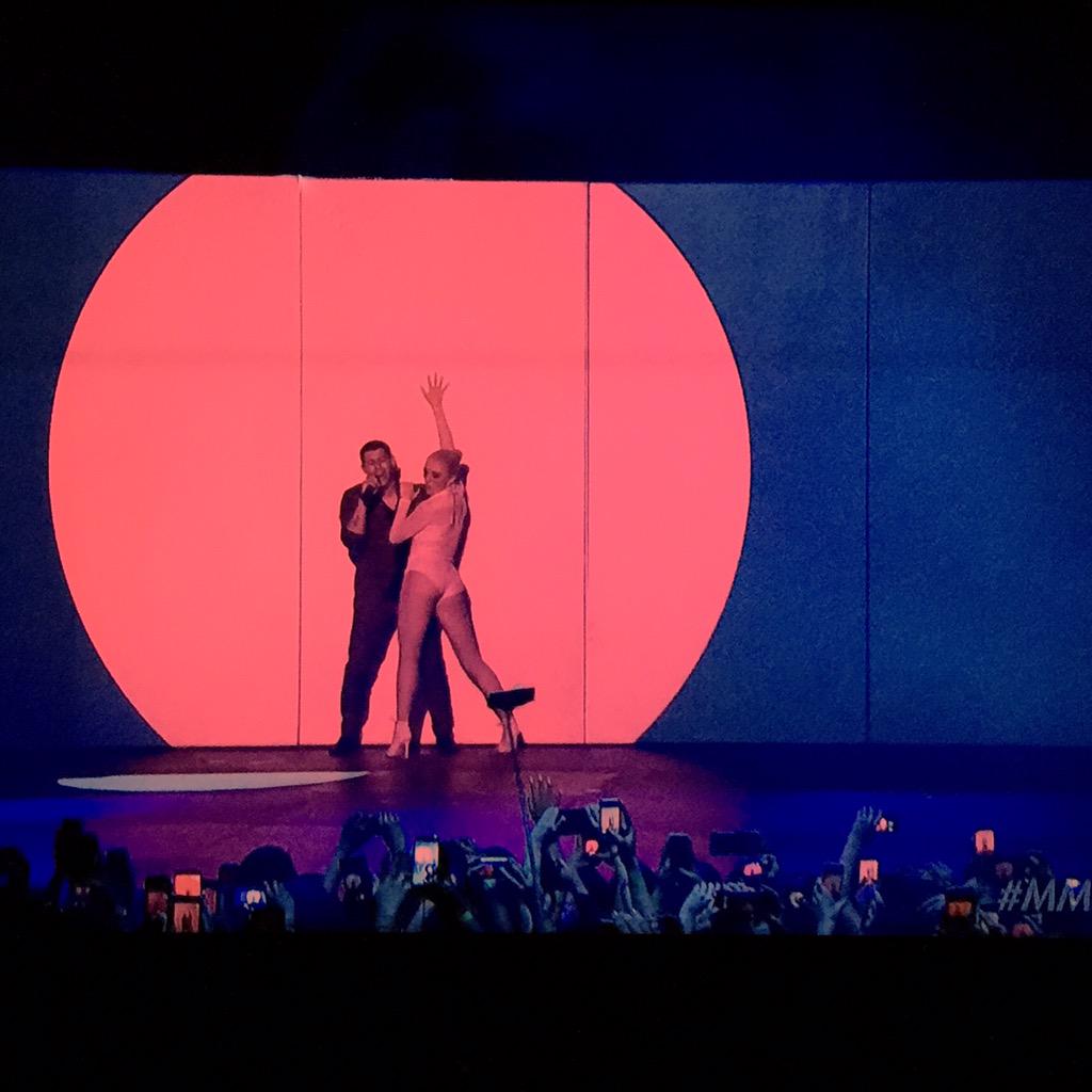 SQUAREDDIVISION's tweet image. CAUGHT IN THE SPOTLIGHT | Red light #frontprojection #movingwalls #mmva #nickjonas #chains #creativedirection