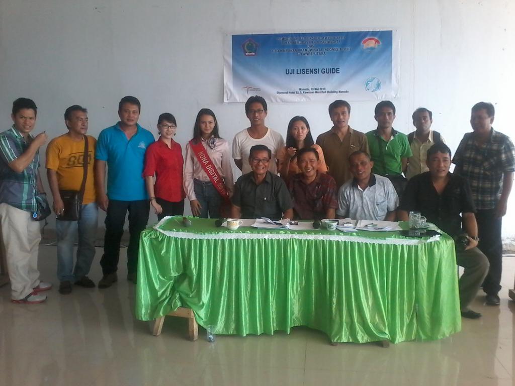 jasimichelle_'s tweet photo. Bersama teman-teman Himpunan Pramuwisata Indonesia SULUT 
Terima kasih pak Kadis Pariwisata Sulut, tlh mngundang NND http://t.co/g73hxi8O6s