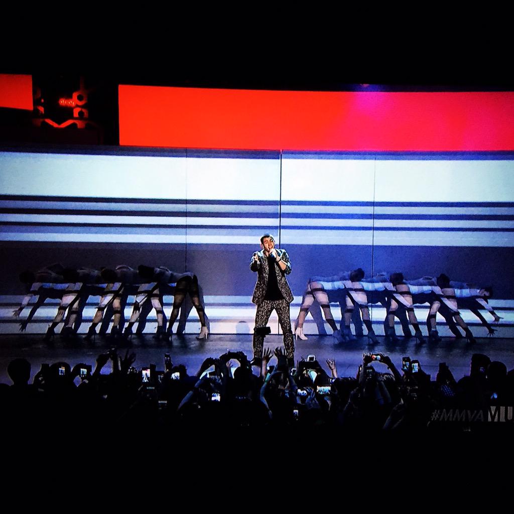 SQUAREDDIVISION's tweet image. ON YOUR BODY | #frontprojection #movingwalls #mmva #creativedirection #nickjonas #chains #choreography