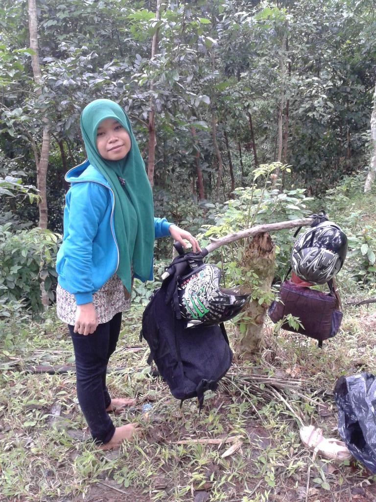 Narcy98323459's tweet photo. Memori wktu plang kmpung ke tmpat suami http://t.co/l53hTZ3mpd