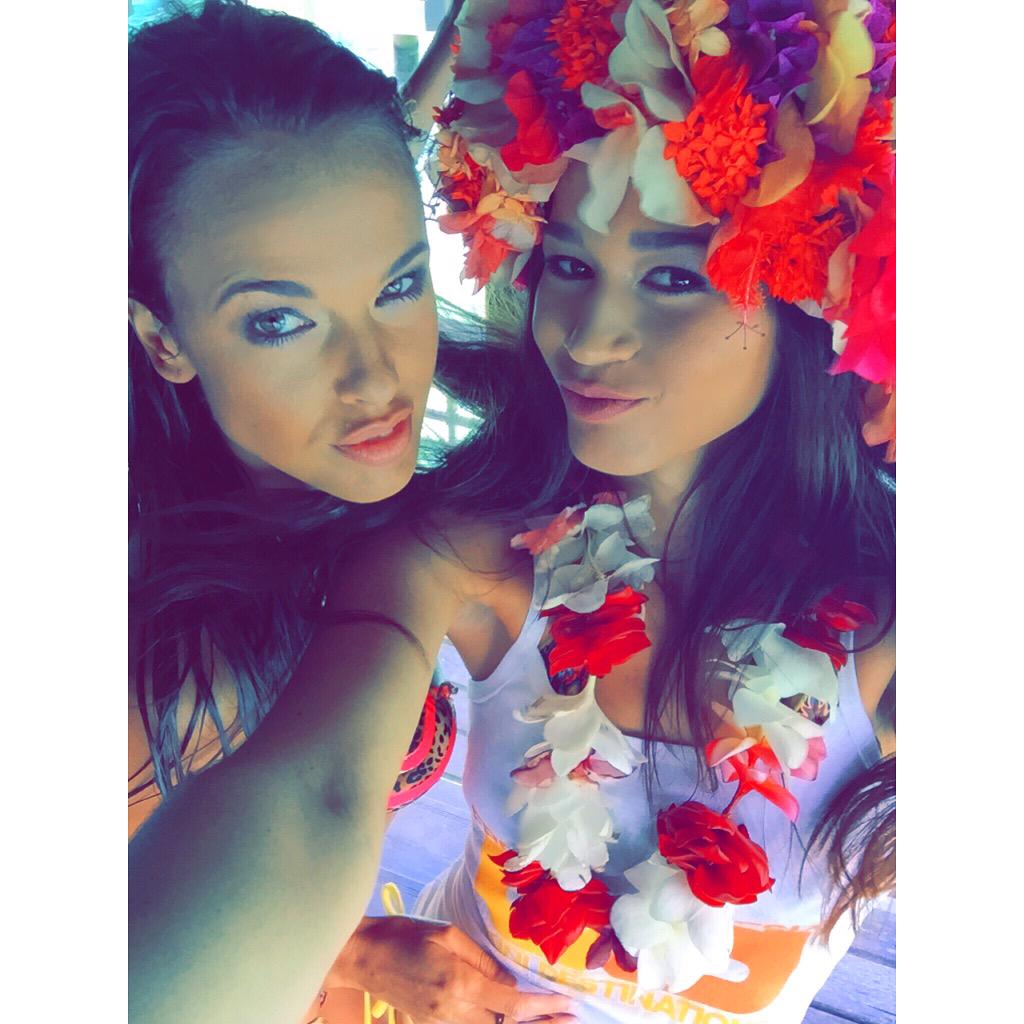 KalaniSalmon's tweet photo. With #vanessalawrens ;) shootingday #moorea #bikinidestination #edjetv 👭💋👭 http://t.co/loC7ZYhWPO