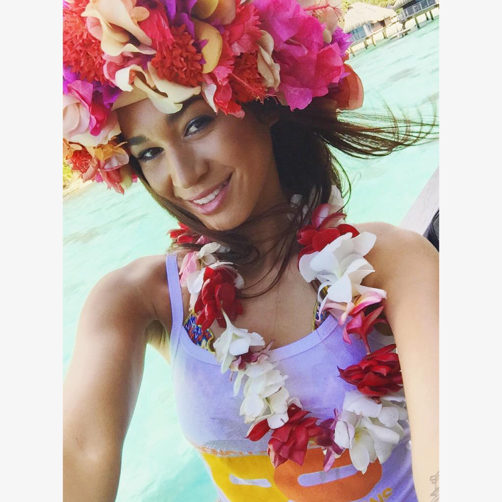 KalaniSalmon's tweet photo. Shooting day at moorea ! Awesome #fistdayofshoot #sosunny #flowercrowns #bikinidestination #smile http://t.co/J9bMd4a4Wp