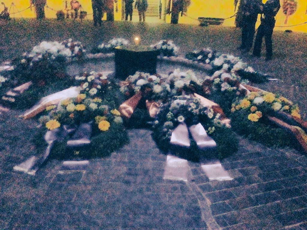 AdvdSande's tweet photo. Indrukwekkende herdenkingsceremonie voor gevallene zeevarenden bij Laboe memorial in Kiel. Krans gelegd namens KM. http://t.co/HXGKIvi6UT
