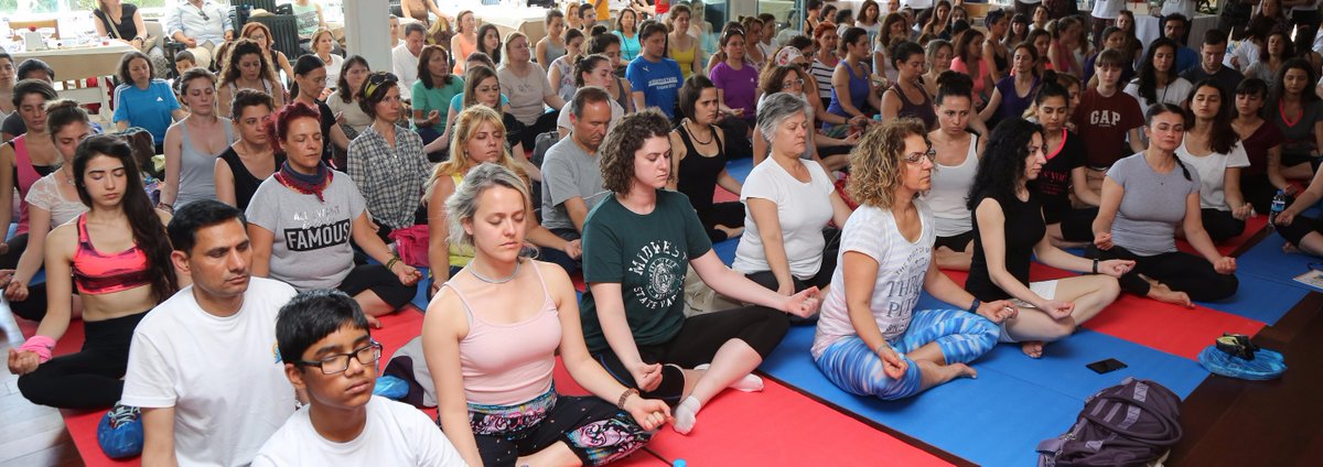 MEAIndia's tweet photo. Across 2 continents, Istanbul, Turkey celebrated the First #InternationalDayofYoga http://t.co/wTdTcwoqOX
