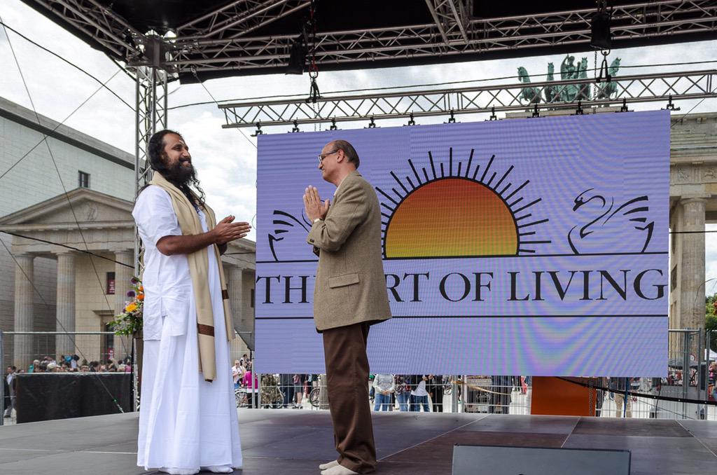 ArtofLiving's tweet photo. Brandenburg Gate, #Berlin celebrated @iDayofYoga #iDayofYoga Art of Living #YogaNewDimension http://t.co/d7g0BCmuqd