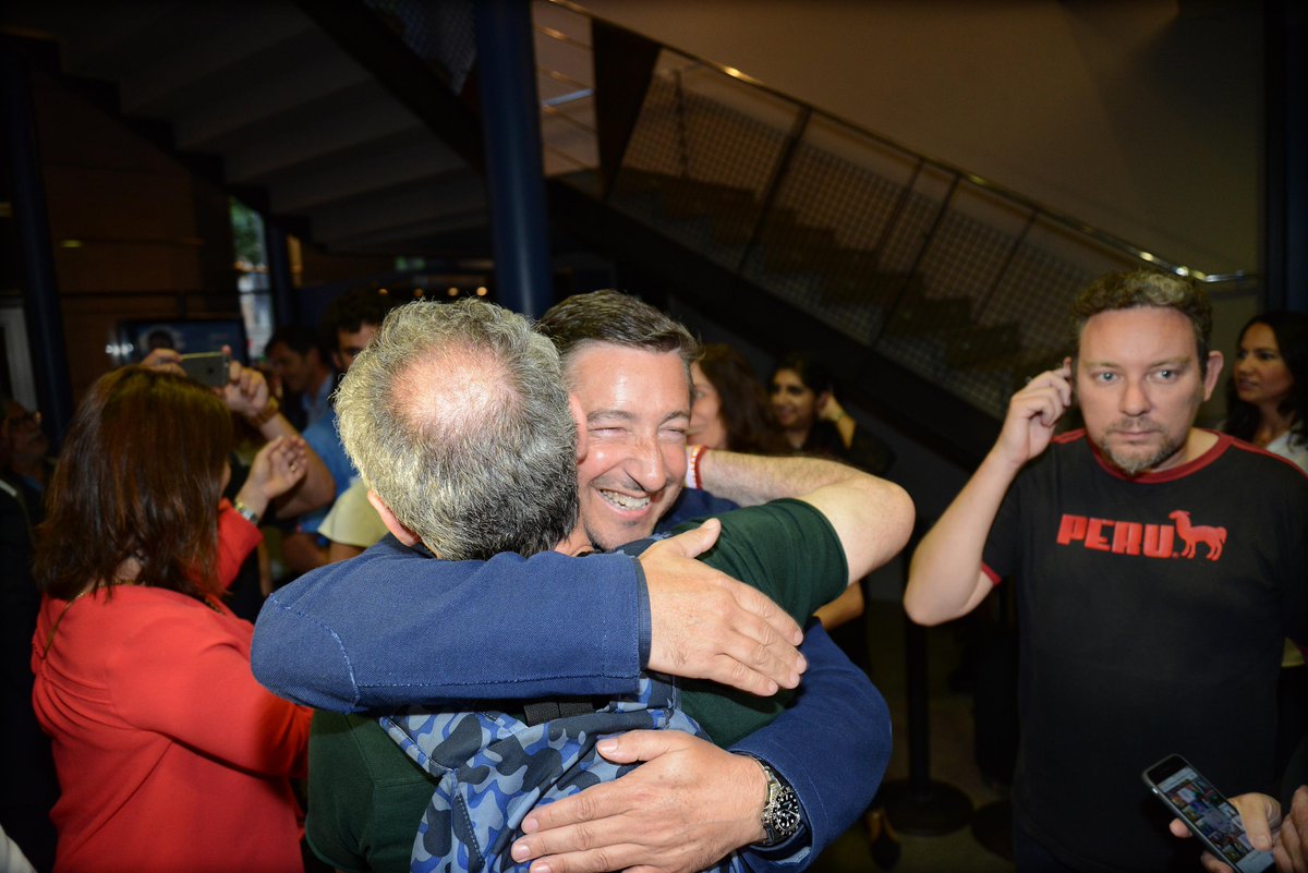 cristinajolonch's tweet photo. "El abrazo de dos nº1"  2013-2015 @ferranadria felicita a @CanRocaCeller #One.PMadueño @XavierCerveraV @LaVanguardia http://t.co/DvnNFMwl6x