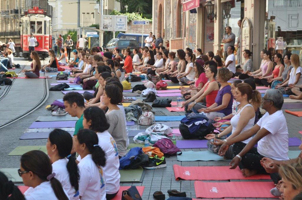 ArtofLiving's tweet photo. Turkey,#Istanbul gathering for #InternationalDayOfYoga #ArtofLiving #YogaNewDimension http://t.co/KHmh8NKKoP