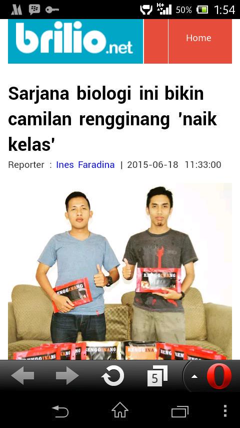 Ini penampakan dari owner kece bersama produk <a href="/RengginangAja/">Rengginang Aja</a> di laman brilio.net gaes. 😁