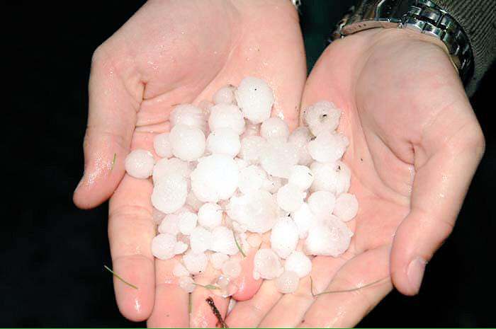 globaltvzulia's tweet photo. 22/06/2015 extraña lluvia dispersa de granizo en el sector Monte Bello #Maracaibo http://t.co/PCEyzKruO5