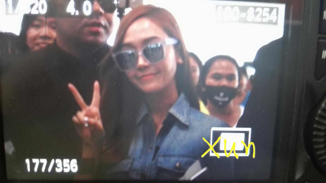 [PIC][22-06-2015]Jessica xuất hiện tại sân bay Bắc Kinh vào chiều nay CIFisq9UAAAsHEm
