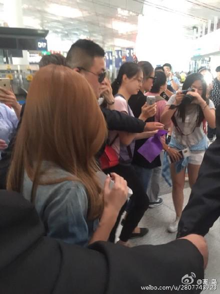 [PIC][22-06-2015]Jessica xuất hiện tại sân bay Bắc Kinh vào chiều nay CIFj83VUEAEL6vI