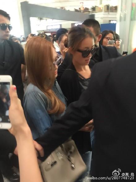 [PIC][22-06-2015]Jessica xuất hiện tại sân bay Bắc Kinh vào chiều nay CIFj8m7VAAEVARB