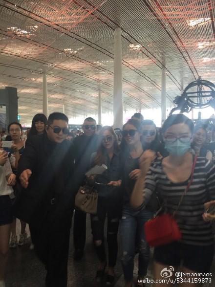 [PIC][22-06-2015]Jessica xuất hiện tại sân bay Bắc Kinh vào chiều nay CIFjHf6UcAAahcz
