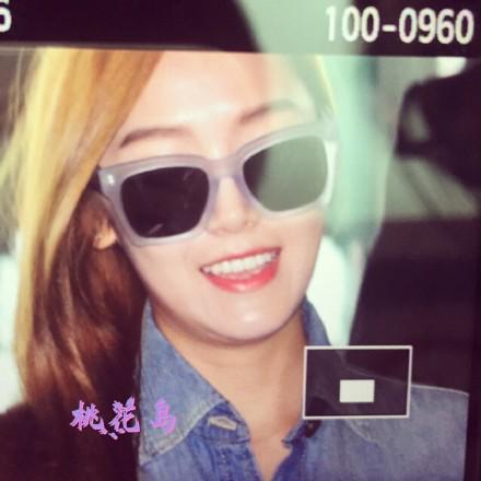 [PIC][22-06-2015]Jessica xuất hiện tại sân bay Bắc Kinh vào chiều nay CIFjQcAVAAAmvTK
