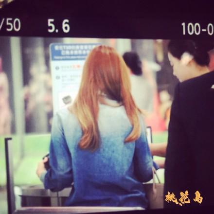 [PIC][22-06-2015]Jessica xuất hiện tại sân bay Bắc Kinh vào chiều nay CIFjbiDVEAAB11e