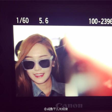 [PIC][22-06-2015]Jessica xuất hiện tại sân bay Bắc Kinh vào chiều nay CIFkJDDUEAAS1e-