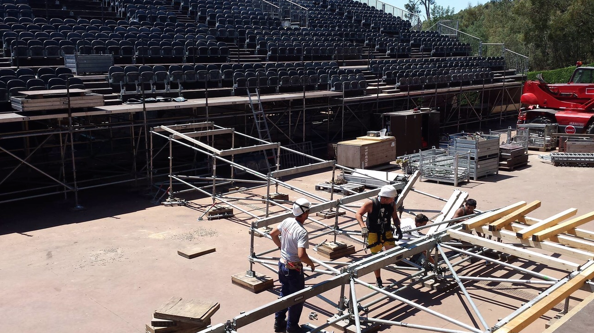 CapRoigFestival's tweet photo. #CapRoig15 #WorkInProgress ja tenim gairebé a punt la platea! Només faltes tu! ;) http://t.co/SAczxGhLiA