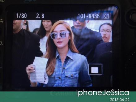 [PIC][22-06-2015]Jessica xuất hiện tại sân bay Bắc Kinh vào chiều nay CIFl1zJUEAAgBsI