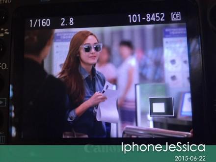 [PIC][22-06-2015]Jessica xuất hiện tại sân bay Bắc Kinh vào chiều nay CIFl2QFUYAYGVc7