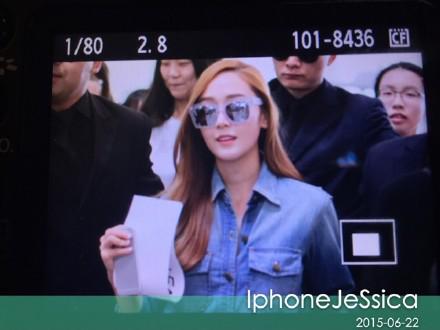 [PIC][22-06-2015]Jessica xuất hiện tại sân bay Bắc Kinh vào chiều nay CIFl2W3VEAAEWfA