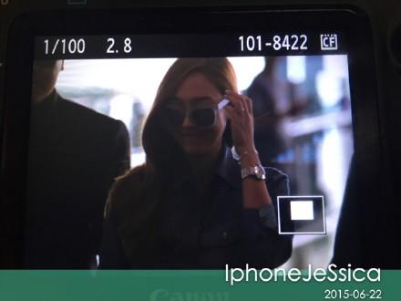 [PIC][22-06-2015]Jessica xuất hiện tại sân bay Bắc Kinh vào chiều nay CIFl2WOVEAEd9dA