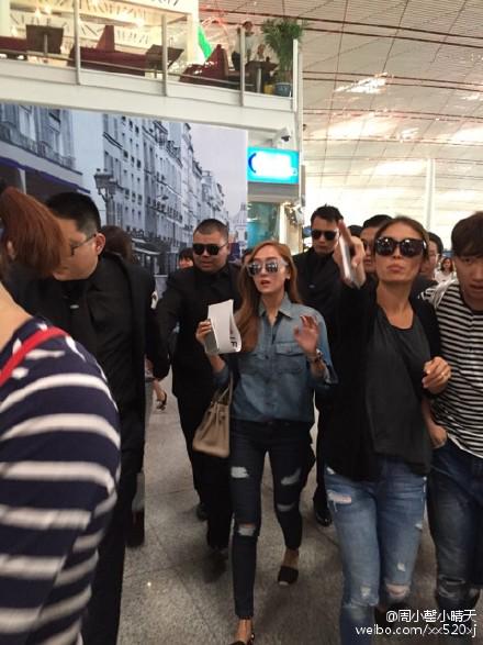 [PIC][22-06-2015]Jessica xuất hiện tại sân bay Bắc Kinh vào chiều nay CIFlaSkVEAAdJrK