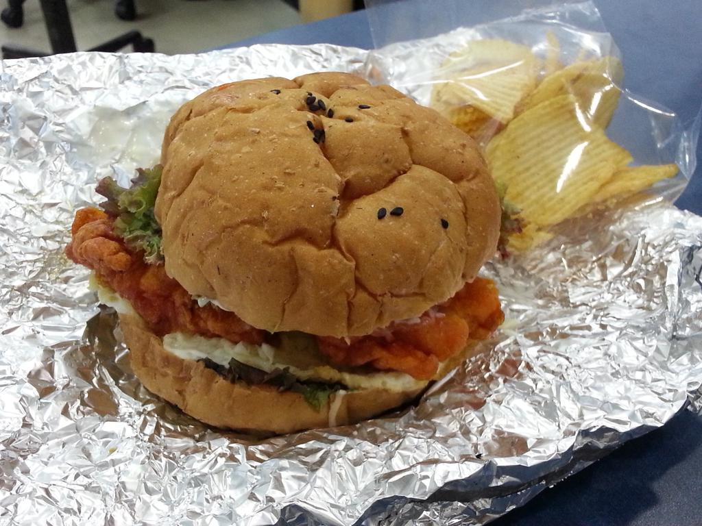 Today's lunch from <a href="/FoodeesIndia/">Foodees</a>
I forgot to specify my preference, but they got it right! The Chicken burger it was!