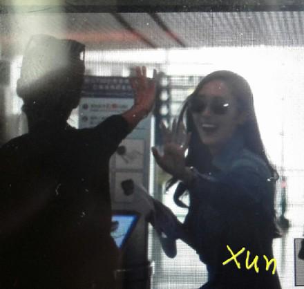 [PIC][22-06-2015]Jessica xuất hiện tại sân bay Bắc Kinh vào chiều nay CIFoTlAUEAErgVO