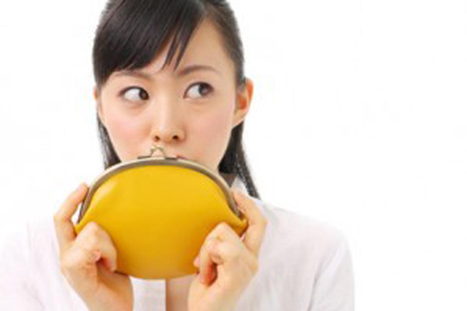 cash_Knowledge's tweet photo. 預金と貯金の違い

「お金を貯金する」という言葉、実は間違って使われる場合が多い。

実は貯金というのは、郵便貯金に対してお金を預けること。
反対に銀行にお金を預ける場合は「預金」を使う。
しかし預金＝貯金と思っても問題はないだろう。 http://t.co/pEWtqWx6gf