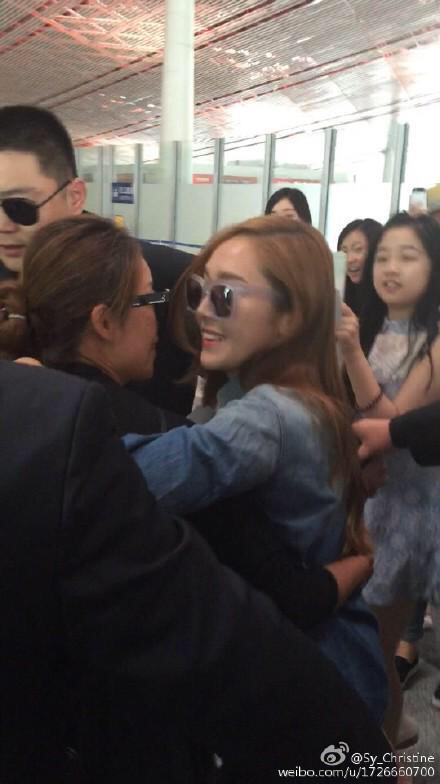 [PIC][22-06-2015]Jessica xuất hiện tại sân bay Bắc Kinh vào chiều nay CIFsCyXUEAABmdN