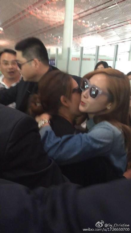 [PIC][22-06-2015]Jessica xuất hiện tại sân bay Bắc Kinh vào chiều nay CIFsCycUEAAq8tv