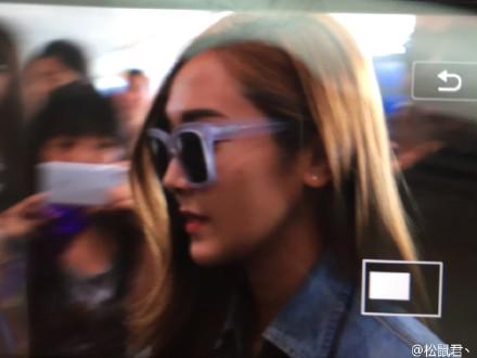 [PIC][22-06-2015]Jessica xuất hiện tại sân bay Bắc Kinh vào chiều nay CIFsrftVEAAIcSE