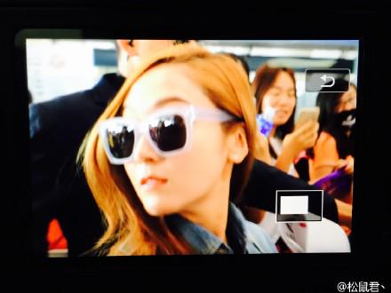 [PIC][22-06-2015]Jessica xuất hiện tại sân bay Bắc Kinh vào chiều nay CIFsrh2UkAAyqJy