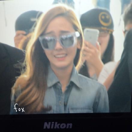 [PIC][22-06-2015]Jessica xuất hiện tại sân bay Bắc Kinh vào chiều nay CIFtL0VVEAEMCqu