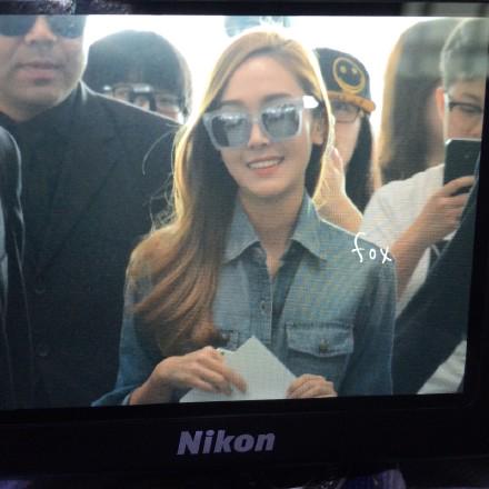 [PIC][22-06-2015]Jessica xuất hiện tại sân bay Bắc Kinh vào chiều nay CIFtL5kUMAAtWCk
