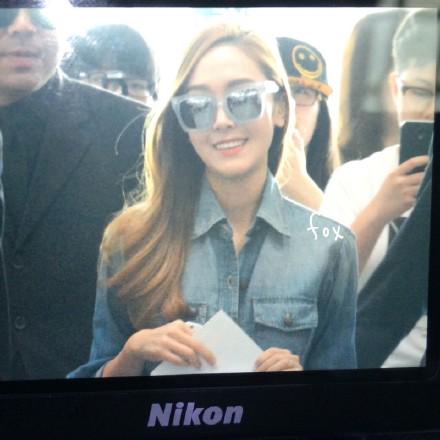 [PIC][22-06-2015]Jessica xuất hiện tại sân bay Bắc Kinh vào chiều nay CIFtLaUUEAEEwfi