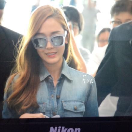 [PIC][22-06-2015]Jessica xuất hiện tại sân bay Bắc Kinh vào chiều nay CIFtUOHUkAAJpPm