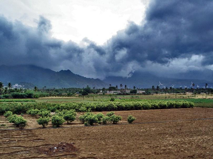 indiawater's tweet photo. Clouds racing towards Kashmir hoping to cover whole of India in few days #indianmonsoon2015 http://t.co/1mUyMlrURO http://t.co/tC3QartYvn