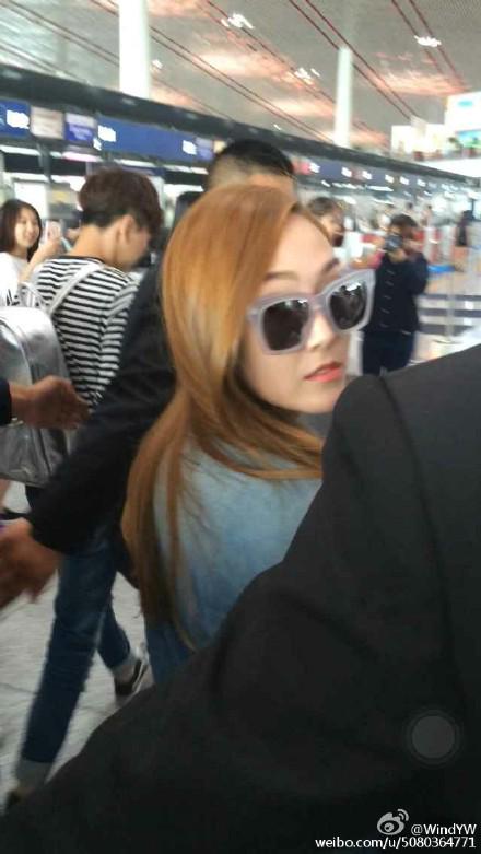[PIC][22-06-2015]Jessica xuất hiện tại sân bay Bắc Kinh vào chiều nay CIFt_BMUsAAB-Bq