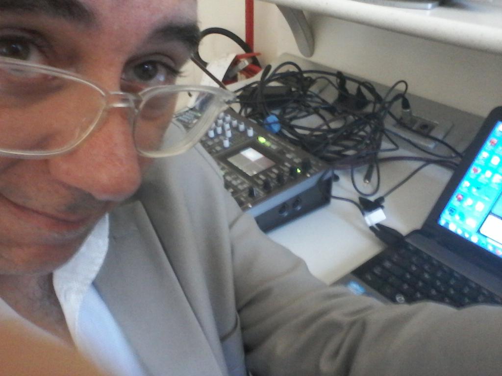 Marcofra's tweet photo. Pronti in regia per la diretta di #unnuovoclima su http://t.co/HIJADfZb8g #clima15 chiediamo impegni concreti http://t.co/BrBNJjJy1m