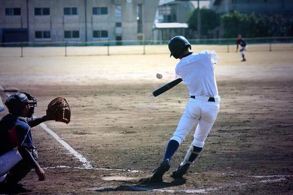 sdconbvz's tweet photo. ピッチャーが投げてキャッチャーが 捕るまで0.4秒かかる  バッターは振り始���て 打つまでに0.2秒かかる のこりの0.2秒で 打つか打たないか決める  野球ってすごいね  だから野球は面白い https://t.co/hYhcSI04ns