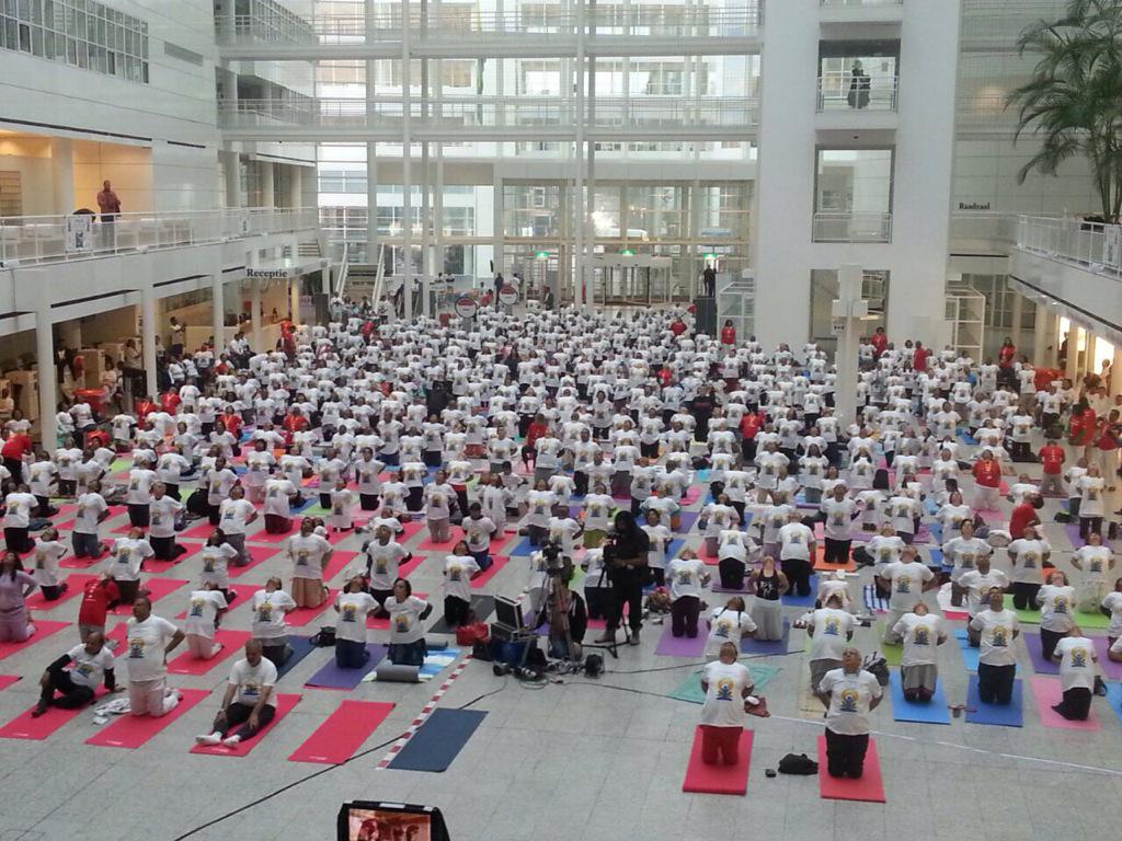 jyothirmayah's tweet photo. #InternationalDayofYoga celebrated in #DenHaag #Netherlands with @swamiatmanand Ji @ArtofLivingYoga @ArtOfLivingNow http://t.co/Rg7hVpx8xs